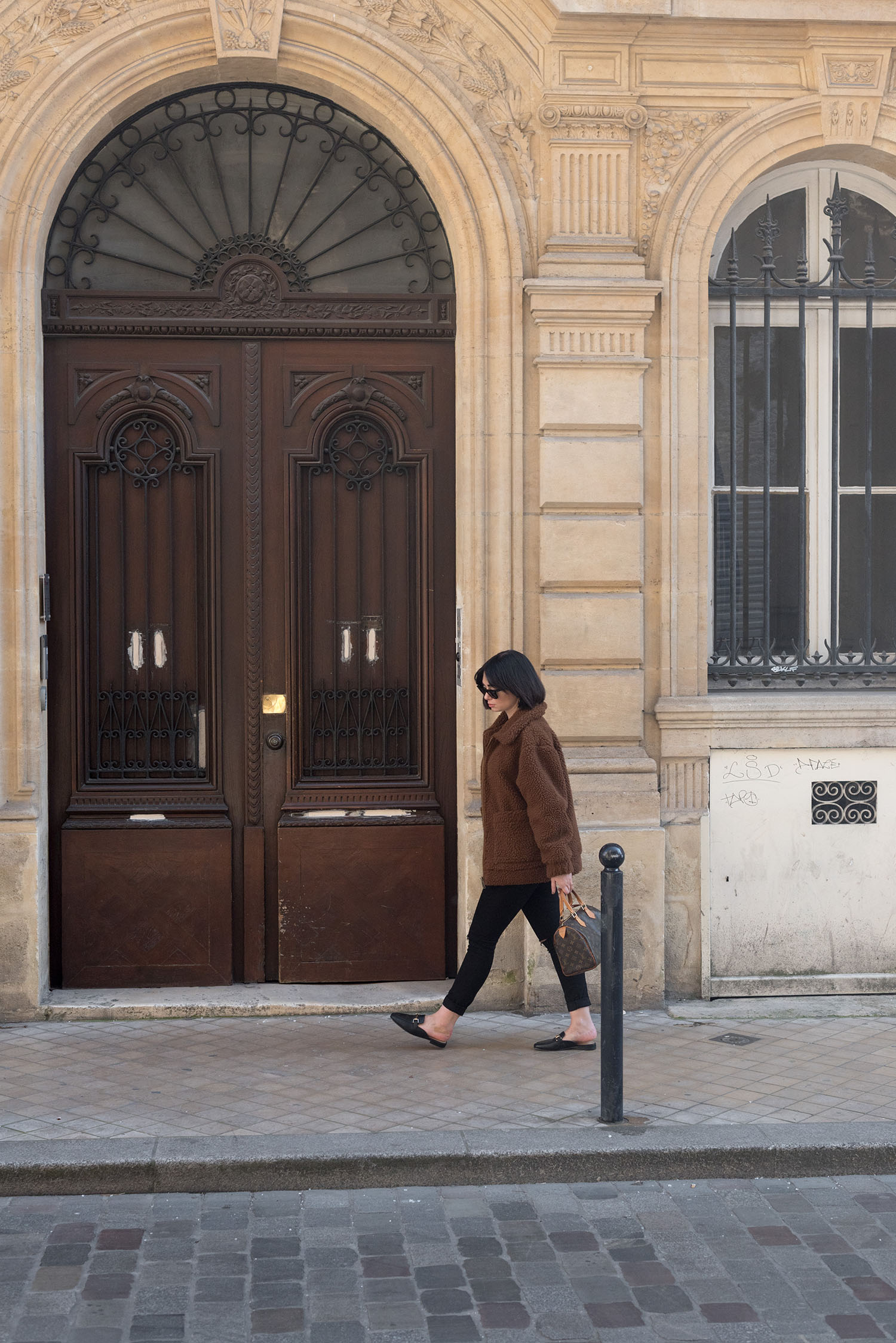 Top Canadian fashion blogger Cee Fardoe of Coco & Vera on rue des Bahutiers in Bordeaux, France, wearing a Garage Clothing teddy coat and Mavi Alissa jeans